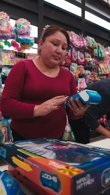 Pasillo de productos y bicicletas en LIAN'S